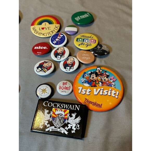 Large Lot of Vintage and Newer Buttons / Pins - Picture 5 of 6